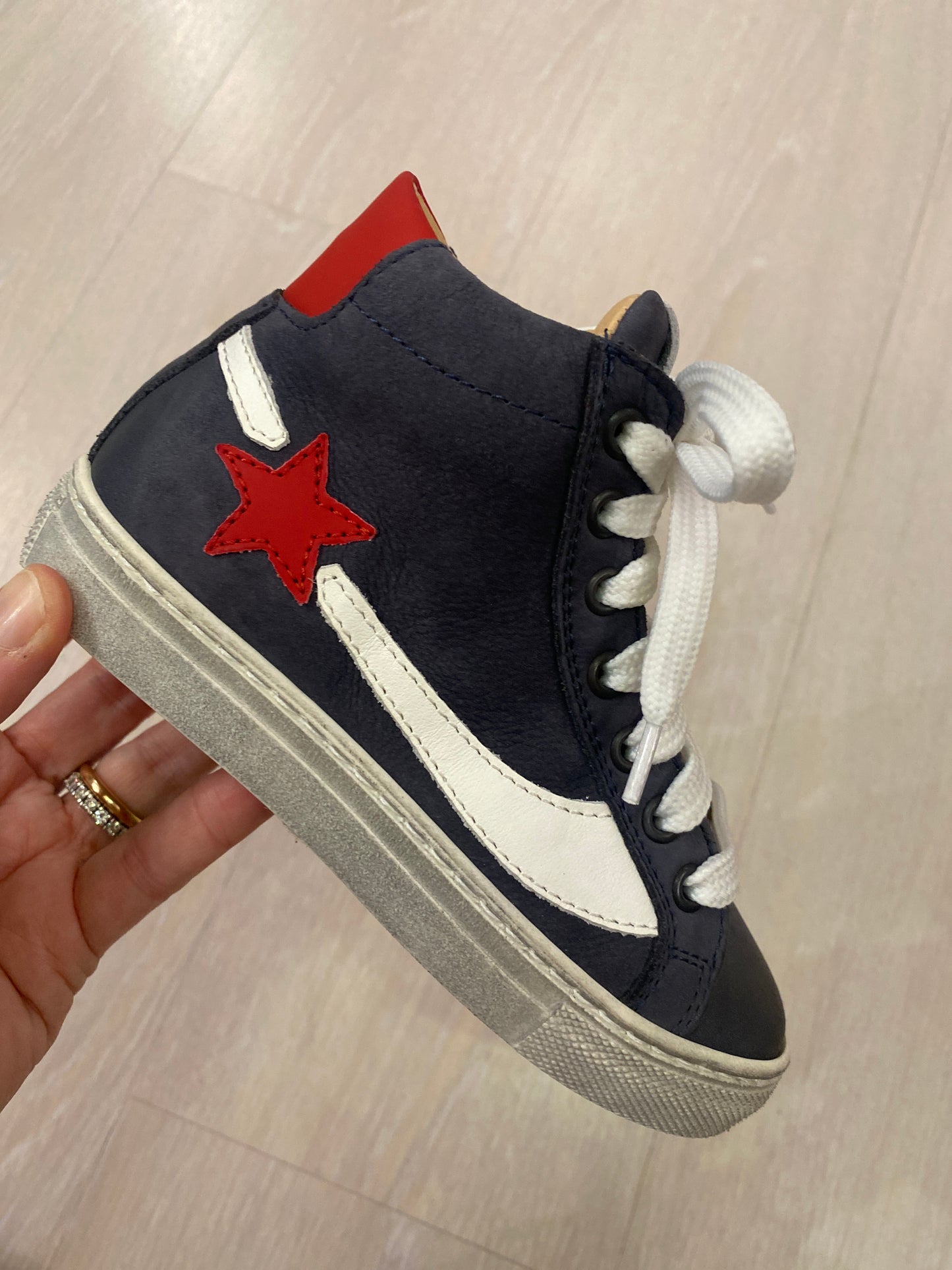 Sneakers alte in pelle blu dettagli rosso e bianco