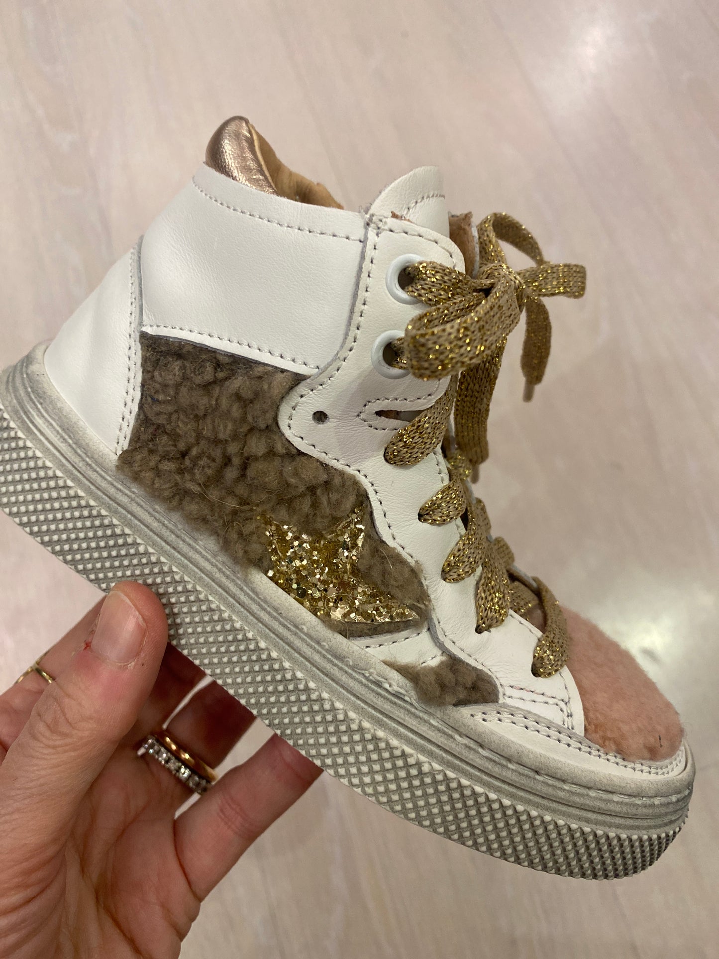 Sneakers alta in pelle bianca con insterti in tessuto teddy