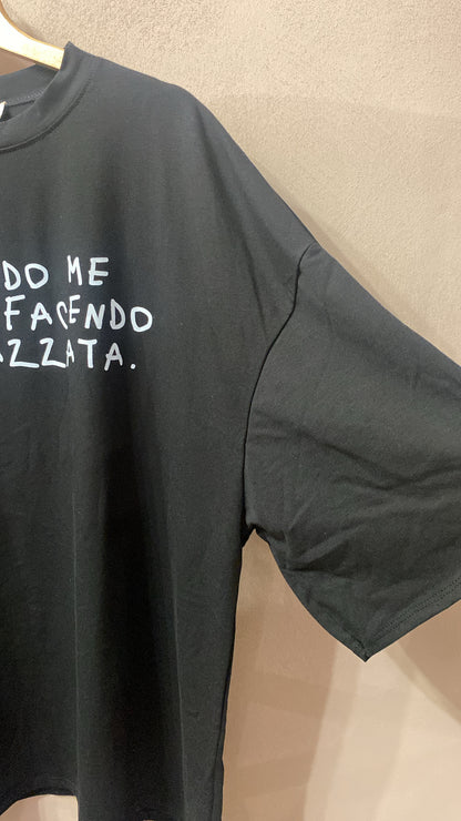 T-shirt over nera  stampa “Secondo me stiamo facendo una cazzata”