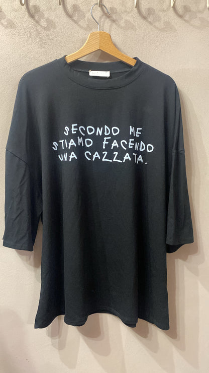 T-shirt over nera  stampa “Secondo me stiamo facendo una cazzata”