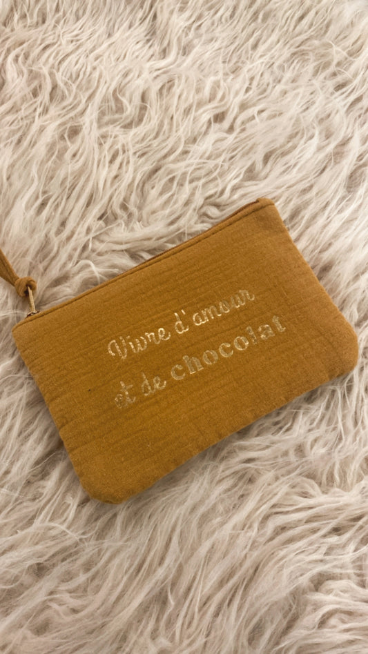 Pochette colore caramello scritta oro “Vivre d’amour…