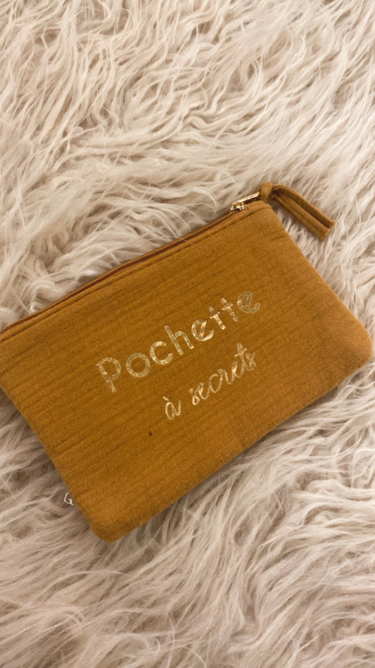 Pochette colore caramello scritta oro