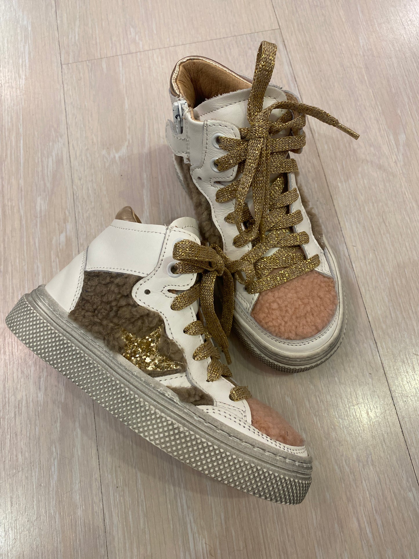 Sneakers alta in pelle bianca con insterti in tessuto teddy