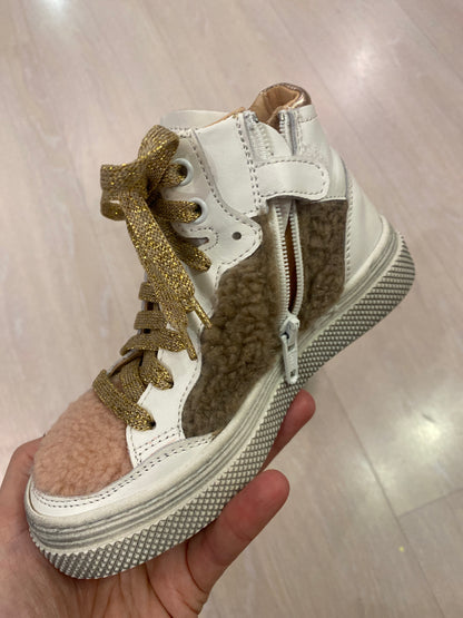 Sneakers alta in pelle bianca con insterti in tessuto teddy