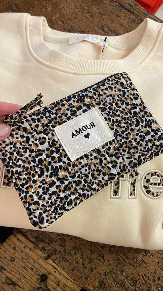 Pochette in tessuto maculato con etichetta amour cucita