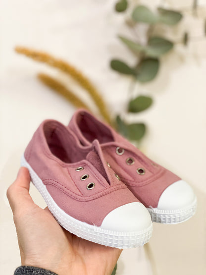 Comode e versatili sneakers bianche con iconico logo sul retro firmate Chipie. 