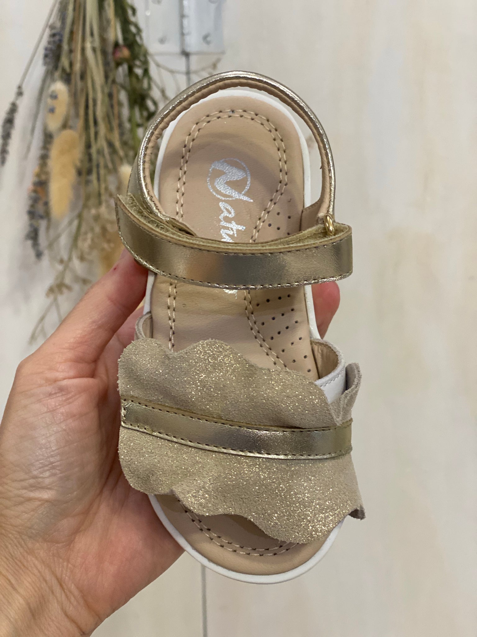 NATURINO sandali bambina in pelle con maxi rouche oro – Mimi' e Coco' KIDS